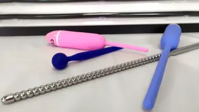 Různé dilatátory pro vaginální rozšíření včetně kovových koulí.