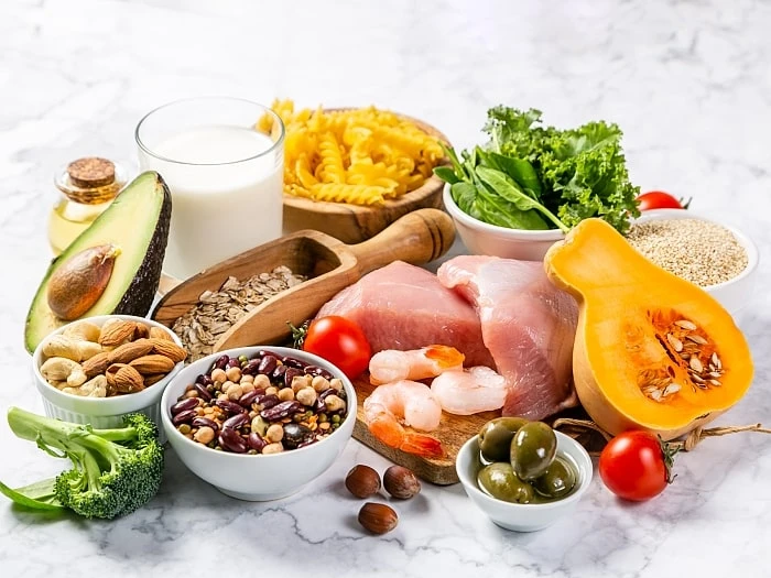 Svěží ingredience středomořské diety na mramorovém povrchu.