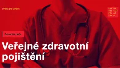 Zdravotník s fonendoskopem v červeném obleku
