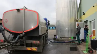 Nádrž pro přepravu mléka připojená k pasterizačnímu zařízení.