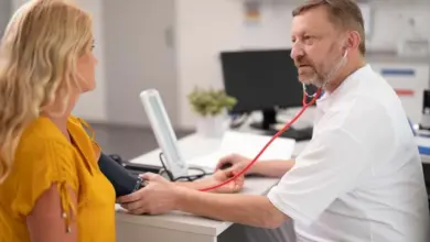 Lékař měří pacientovi krevní tlak v ordinaci.