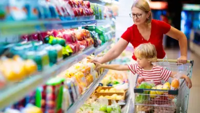 Žena s dítětem nakupují ovoce v supermarketu.