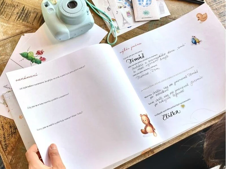 Otevřená kniha s výběrem jmen pro děti v češtině.
