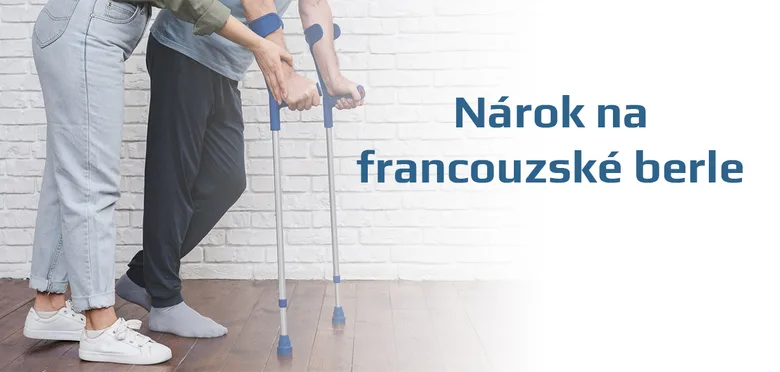 Starší osoba s francouzskými berlími asistovaná pečující osobou.