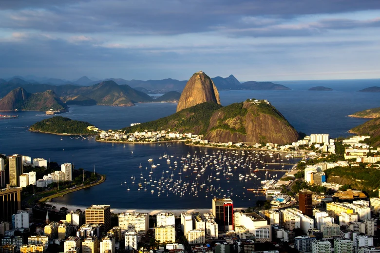 Pohled na město Rio de Janeiro s horou Šukarova noha a loděmi v zálivu.