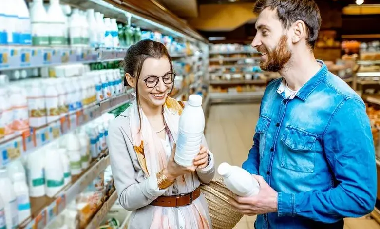 Muž a žena vybírají mléčné výrobky v obchodě.