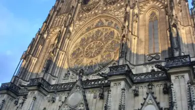 Fasáda katedrály svatého Víta v Praze s oknem růží.