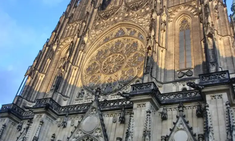 Fasáda katedrály svatého Víta v Praze s oknem růží.