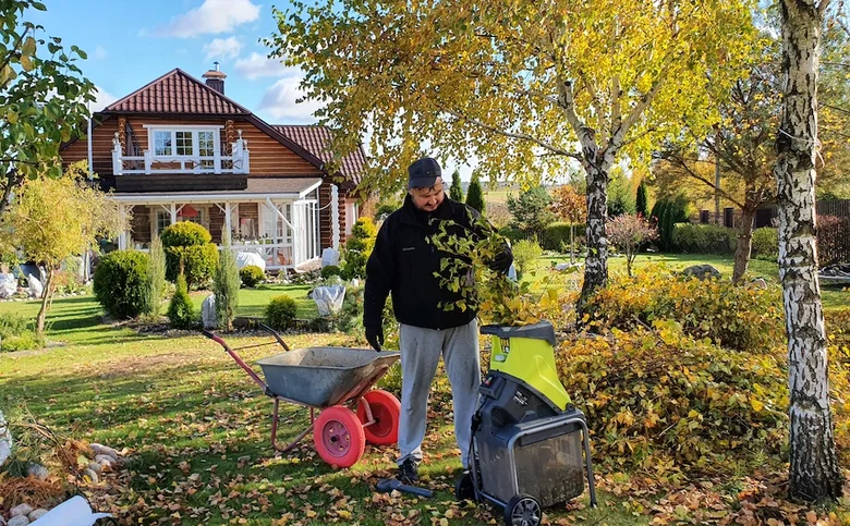 Muž čistí listy před podzimním útokem píďalkou.