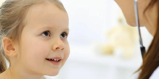 Děvčátko se usmívá při preventivní prohlídce u lékaře.