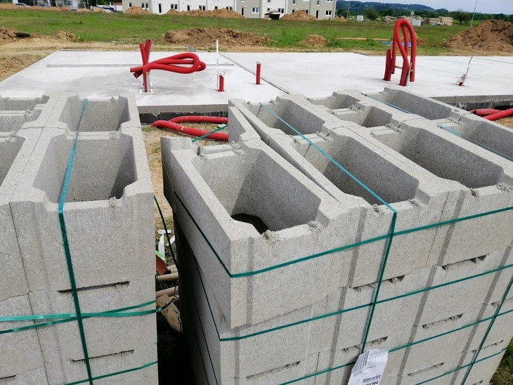 Skládané betonové prázdné bednění s výztuží na staveništi.