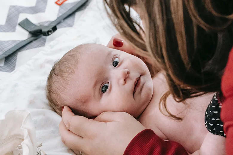 Miminko se dívá na dospělého, ukazuje vývoj zraku.