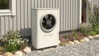 Bosch tepelné čerpadlo venku u domu s květinami.