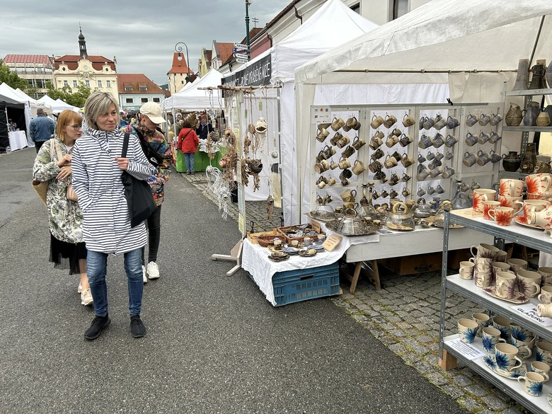 Venkovní trh s hrnčířskými a řemeslnými výrobky v Berouně.