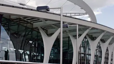 Moderní architektonická konstrukce stanice metra Střížkov s bílými sloupy.