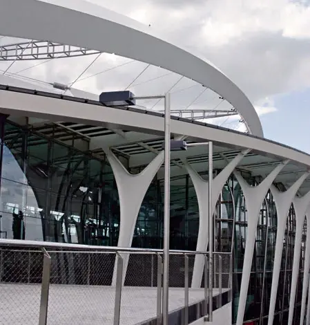 Moderní architektonická konstrukce stanice metra Střížkov s bílými sloupy.