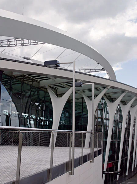 Moderní architektonická konstrukce stanice metra Střížkov s bílými sloupy.