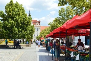 Venkovní řemeslný trh s červenými stany v Berouně.