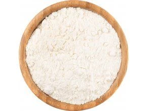 Bílý prášek v dřevěné míse, pravděpodobně xylitol.