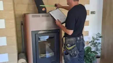 Technik provádí revizi komína u krbu s dokumentací.