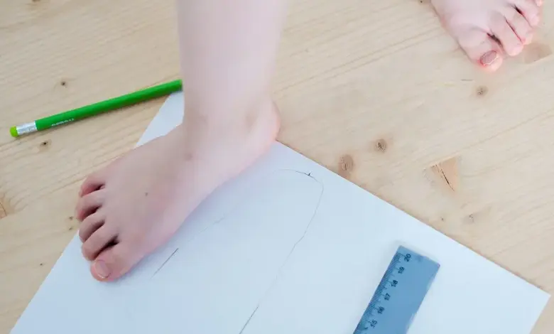 Dětská noha na papíru pro měření velikosti do školních bot.