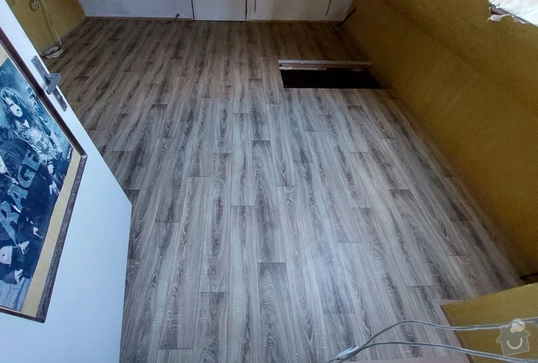 Pokládka suché podlahy s viditelnými mezerami a přístupovým otvorem.