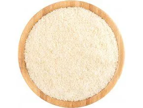 Bílá rýže v dřevěné mísce, ne xylitol.