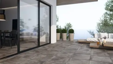 Moderní terasa s velkými šedými keramickými dlaždicemi.