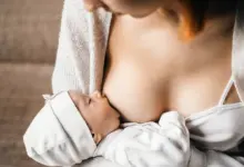 Maminka kojí své dítě v pohodlném prostředí.