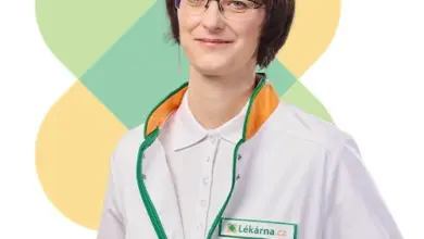 Fotografie ženy v bílém plášti s logem lékárny.