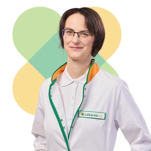 Žena v lékařském plášti s logem lékárny na hrudi.
