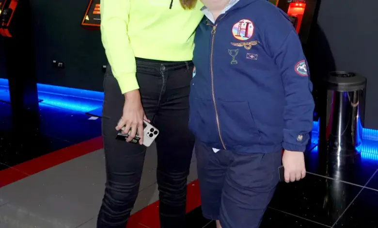 Žena s chlapcem na premiéře filmu v kině.